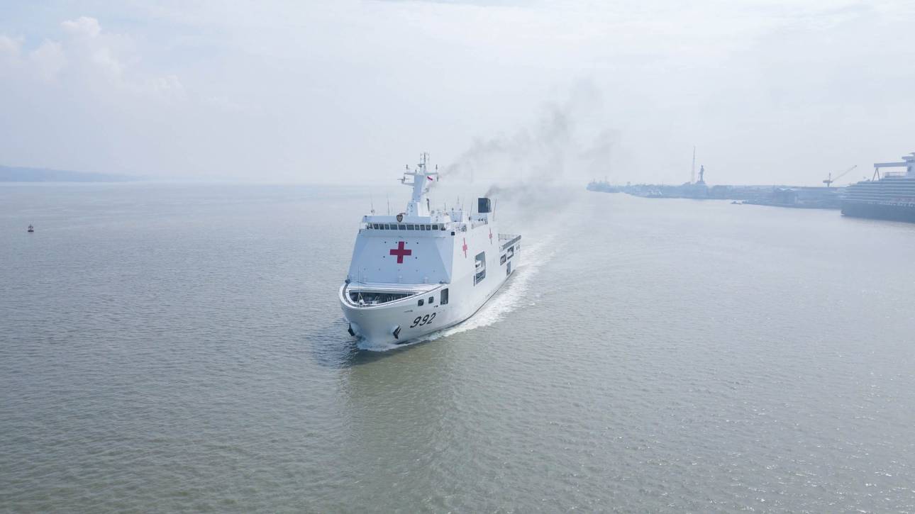 Kapal Bantu Rumah Sakit KRI dr. Radjiman Wedyodiningrat 992